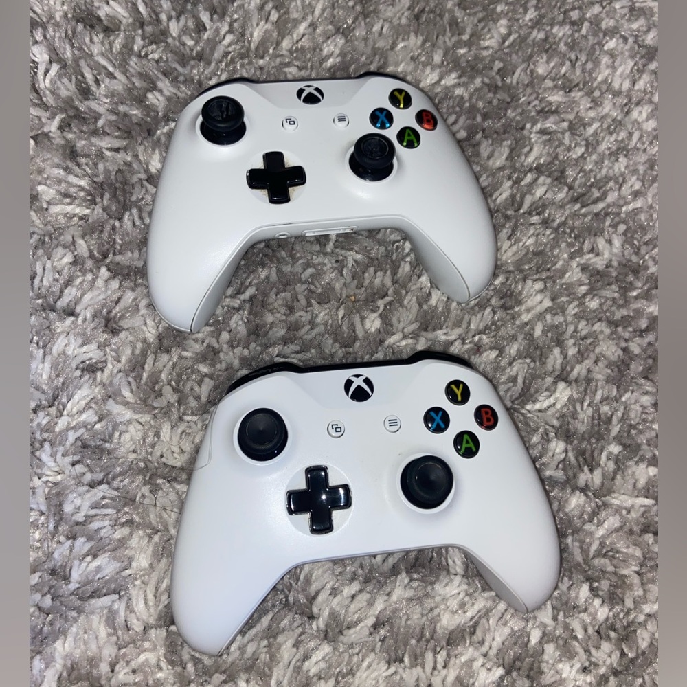 2 Xbox One Controllers